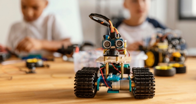 ÇOCUKLAR ANNELERİYLE ROBOTİK KODALAMA ÖĞRENDİ