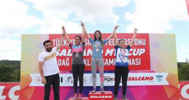 Arnavutköy'de Bisikletçiler Kıyasıya Yarıştı