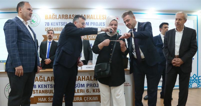 KENTSEL DÖNÜŞÜMDE HAK SAHİPLERİ KONUTLARINA KAVUŞUYOR