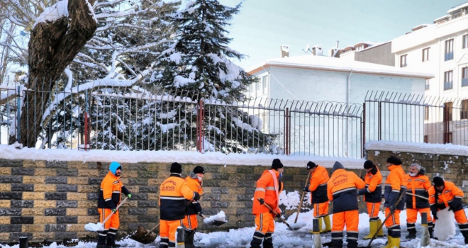 BAYRAMPAŞA'DA KARLA MÜCADELE EKİBİNDEN ARALIKSIZ ÇALIŞMA