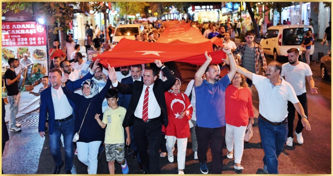 Beyoğlu'nda dev Türk bayrağıyla zafer yürüyüşü düzenlendi