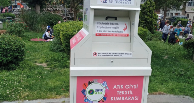 BAYRAMPAŞA’DA KIYAFETLER KUMBARADA BİRİKİYOR
