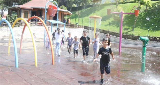 GAZİOSMANPAŞA'DA ÇOCUKLARI SERİNLETEN PARK