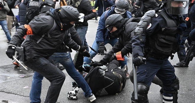 Fransa İçişleri Bakanından 'polis şiddeti' itirafı