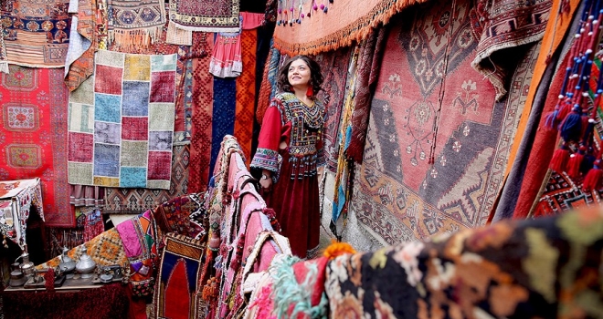 'Halılı han' turistlerin fotoğraf stüdyosu oldu