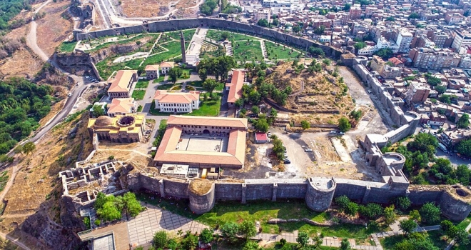 Diyarbakırın kalbinde su kanalı ve tünel bulundu