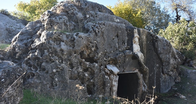 Adıyaman'da Roma dönemine ait kaya mezar bulundu