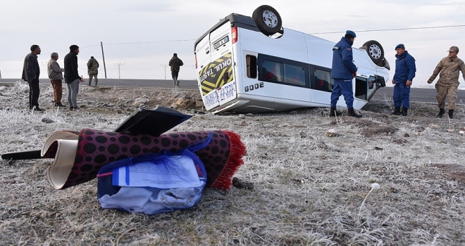 Karsta öğrenci servisi devrildi: 13 yaralı