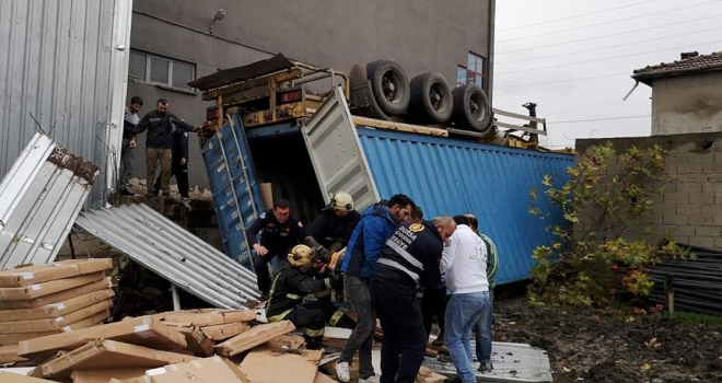 Mobilya fabrikasında konteyner devrildi: 2 ölü, 1 yaralı
