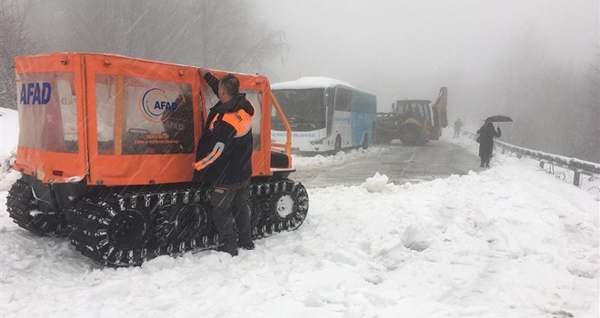 Kocaeli'de karda mahsur kalan 2 otobüsteki 75 yolcu kurtarıldı