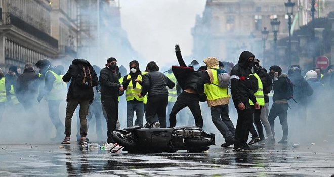 Fransa sarı yelekliler krizinden çıkış yolu arıyor