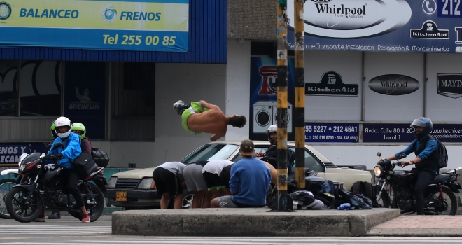 Hayatlarını trafik lambaları önünde akrobasi yaparak kazanıyorlar