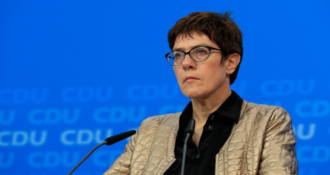 Almanya'da Merkelin halefi Annegret KrampKarrenbauer oldu