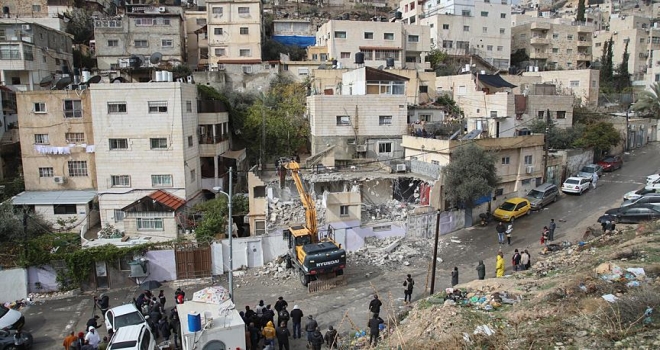 İsrail Filistinli'nin evini kendi elleriyle yıktırdı