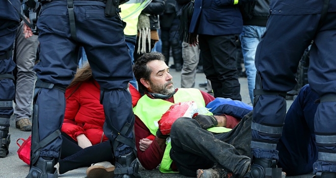 Fransa'da sarı yeleklilerin gösterilerinde 216 kişi tutuklandı