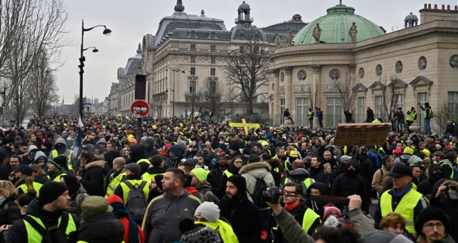 Fransa'da sarı yelekliler yeniden sokaklarda