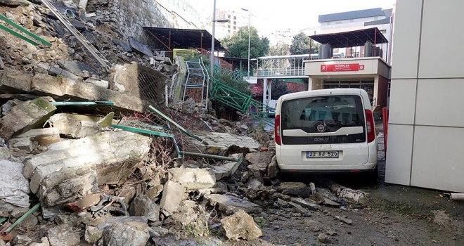 İstinat duvarı hastanenin bahçesine yıkıldı