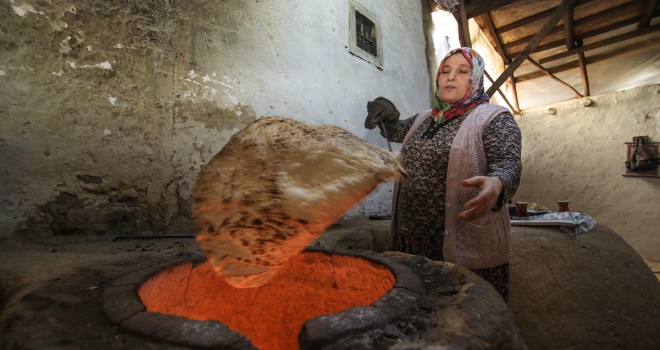 Tandır ateşinde ekmeğini kazanıyor