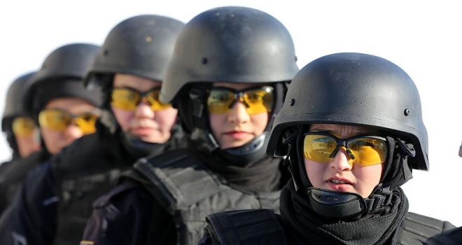 Afgan kadın polisler zorlu kış koşullarında mesleğe hazırlanıyor