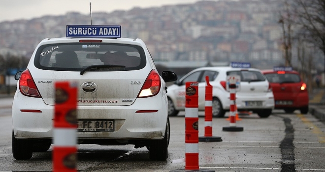 Sürücü adaylarını en çok 'düz vites' ve 'park etme' zorladı 