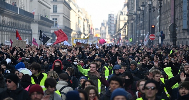 Fransa'da sendika ve sarı yeleklilerden hükümet karşıtı gösteri