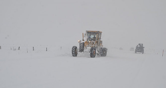 Van ve Hakkari'de kar nedeniyle 63 yerleşim biriminin yolu kapandı 