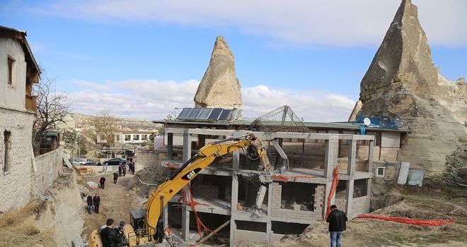 Göreme'de peribacaları bölgesindeki inşaat yıkıldı