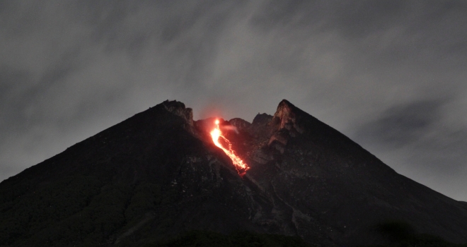 Endonezya'da yanardağdaki lav akışı turist çekiyor