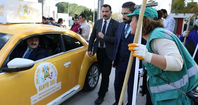 Bakan Varank 'Kampüs Taksi' ile öğrenci taşıdı