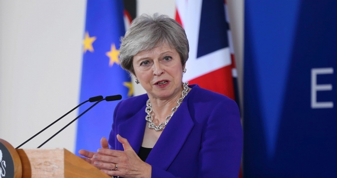 İngiltere Başbakanı Theresa May Brexit oylamasını erteledi
