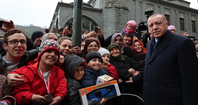 Cumhurbaşkanı Erdoğan Rize'de hemşehrileri tarafından uğurlandı