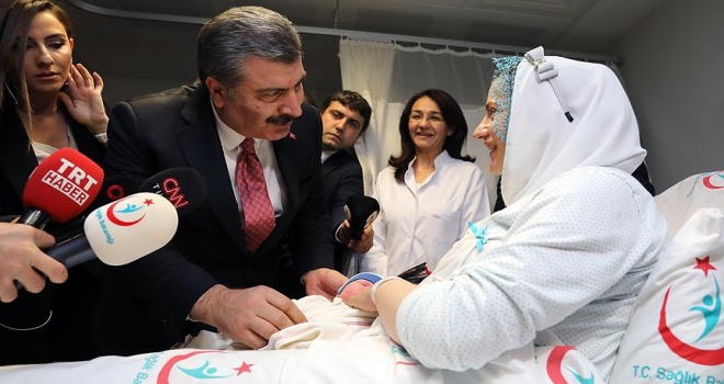Bakan Koca, İstanbul'da yeni yılın ilk bebeğini ziyaret etti