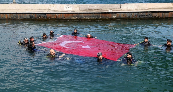 ENGELLİLER İLE GAZİLER, 15 TEMMUZ ŞEHİTLERİ ANISINA SU ALTI DALIŞI YAPTI