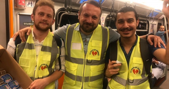 Bayrampaşa'nın İyi Kalpleri Metroda İftara Geç Kalanlara Su ve Kek Dağıttı