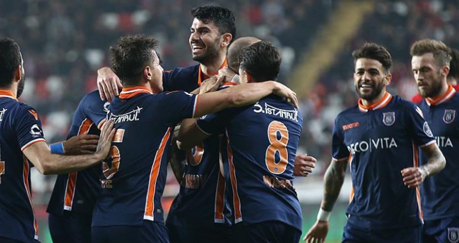 Lider Medipol Başakşehir deplasmanda galip