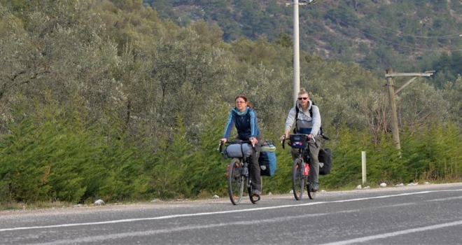 Macaristan'dan bisikletle gelip Bilecik'te gönüllü çiftçilik yapıyorlar