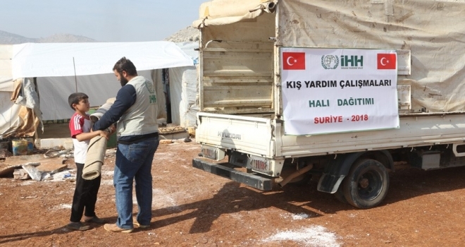 İdlib'teki kamplara halı ve portatif yatak yardımı