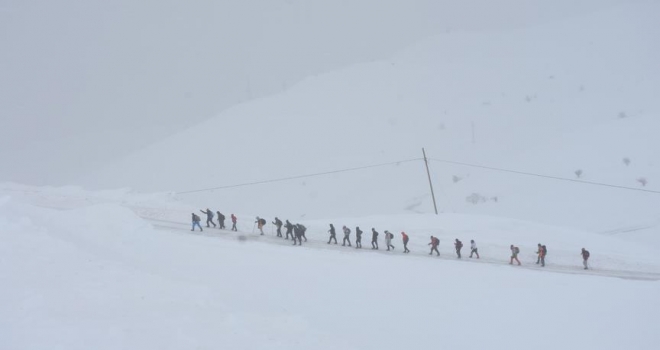 Hakkari'de 2 bin 800 rakımlı bölgeye doğa yürüyüşü