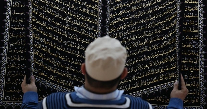 Kumaşa nakşettiği Kur'an-ı Kerim'i yüz binlerle buluşturdu