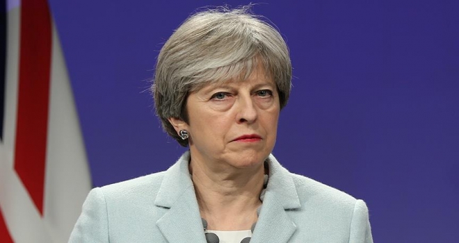 Theresa May'den güven oylaması zaferi