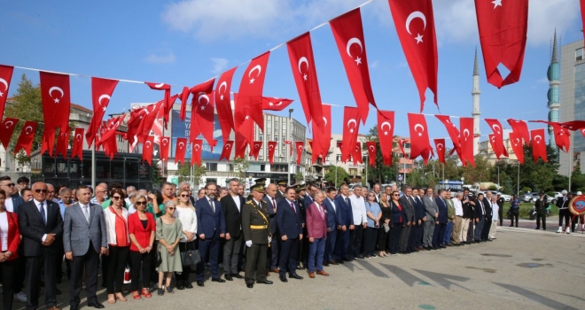 BAYRAMPAŞA'DA ZAFER BAYRAMI TÖRENLE KUTLANDI