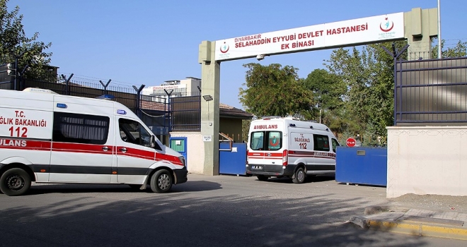 Diyarbakır'da terör saldırısında yaralanan polis şehit oldu