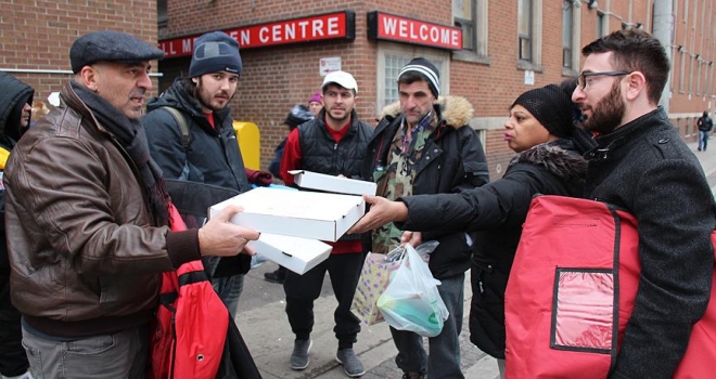 Kanada'da Türk pizzacıdan evsizlere yardım