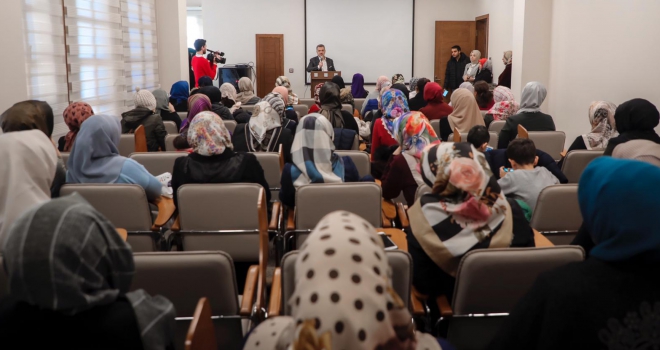 Başkan Usta Kur’an-ı Kerim’e geçen kadın kursiyerlerin heyecanına ortak oldu