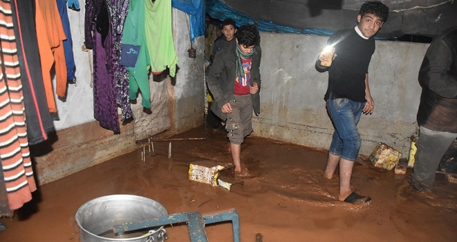 Suriye'deki kamplarda sert kış koşullarında sel çilesi