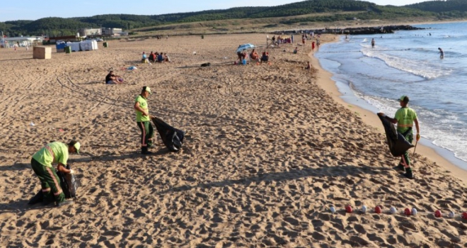 Riva plajlarında yaz boyu çift vardiya temizlik