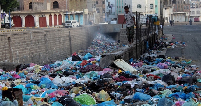 Taiz'de çöp yığınları savaş kadar tehlike saçıyor