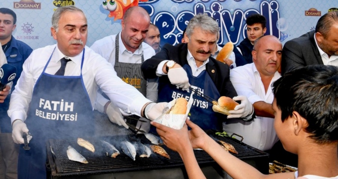 Fatih’te vatandaşlara binlerce balık ekmek ikramı