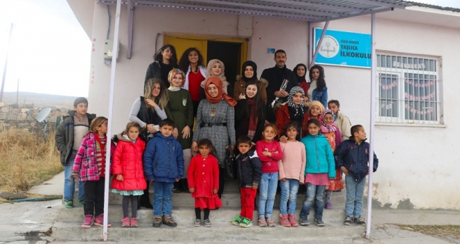 'Geleceğin kardelenleri' dağ köyündeki öğretmenleri unutmadı