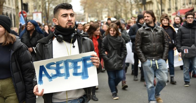 Fransa'da lise öğrencileri yeniden sokaklarda